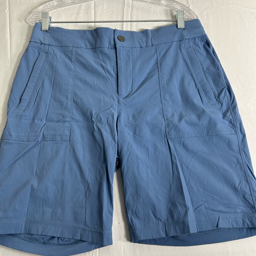 Bermuda shorts. Quick drying fabric. Button and snap closure. Zippered pockets.